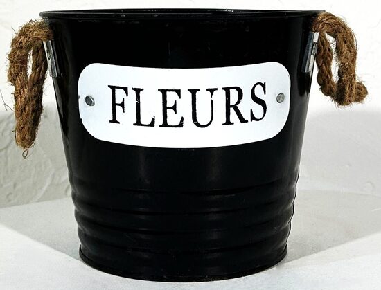 Melns spainītis ar virvēm